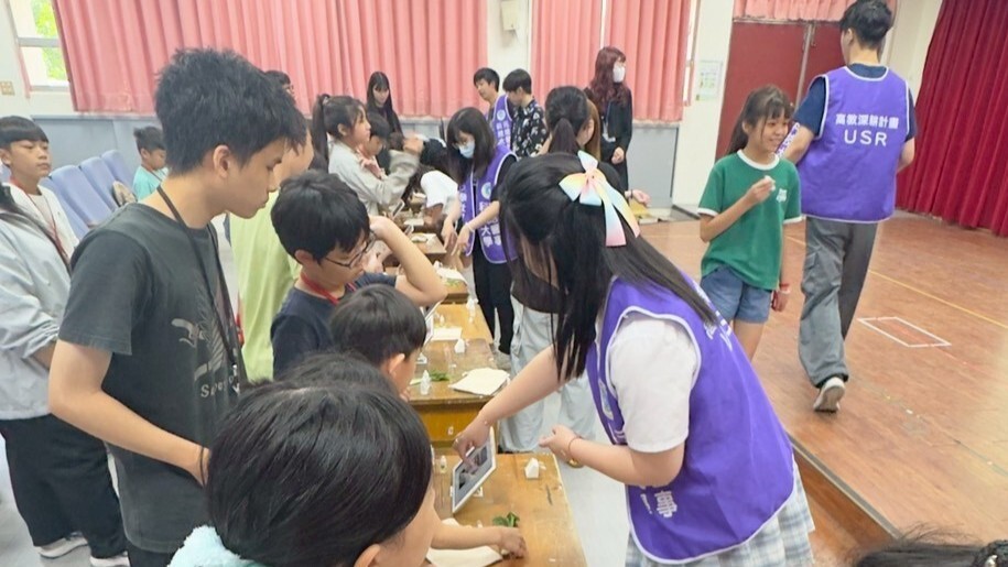 元培生技製藥系USR團隊帶領小學生動手做實驗圖片