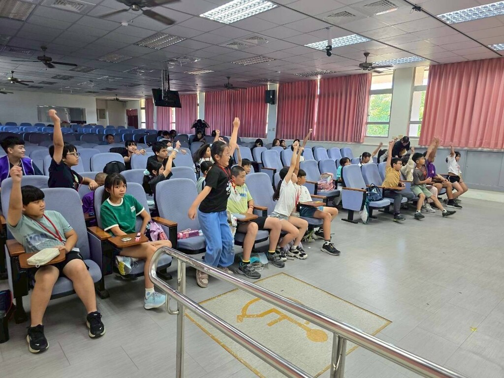 在元培生技製藥系USR團隊帶領的營隊中學生踴躍發言圖片