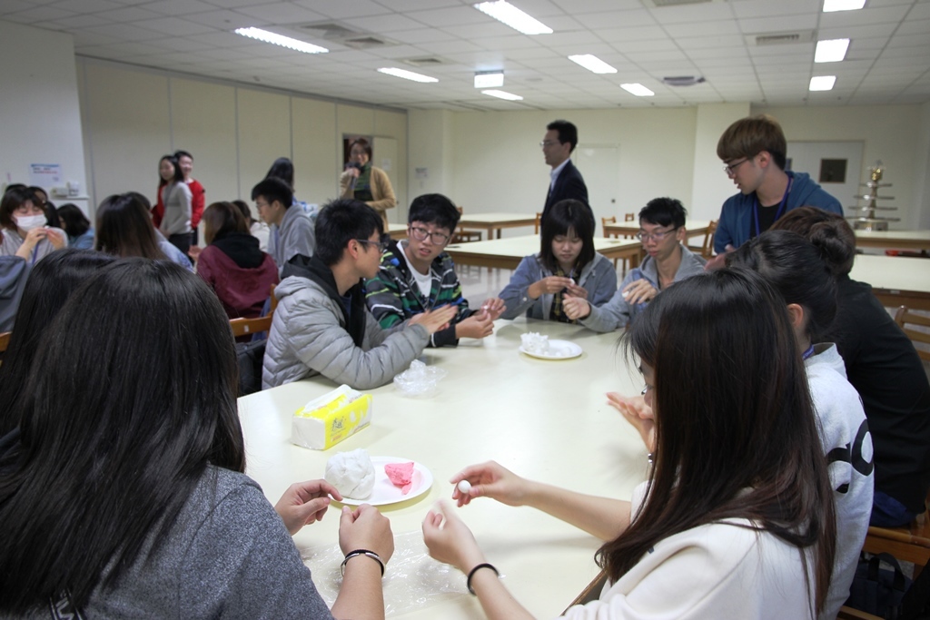 日本札幌學院大學高雄大學及元培大學同學搓湯圓