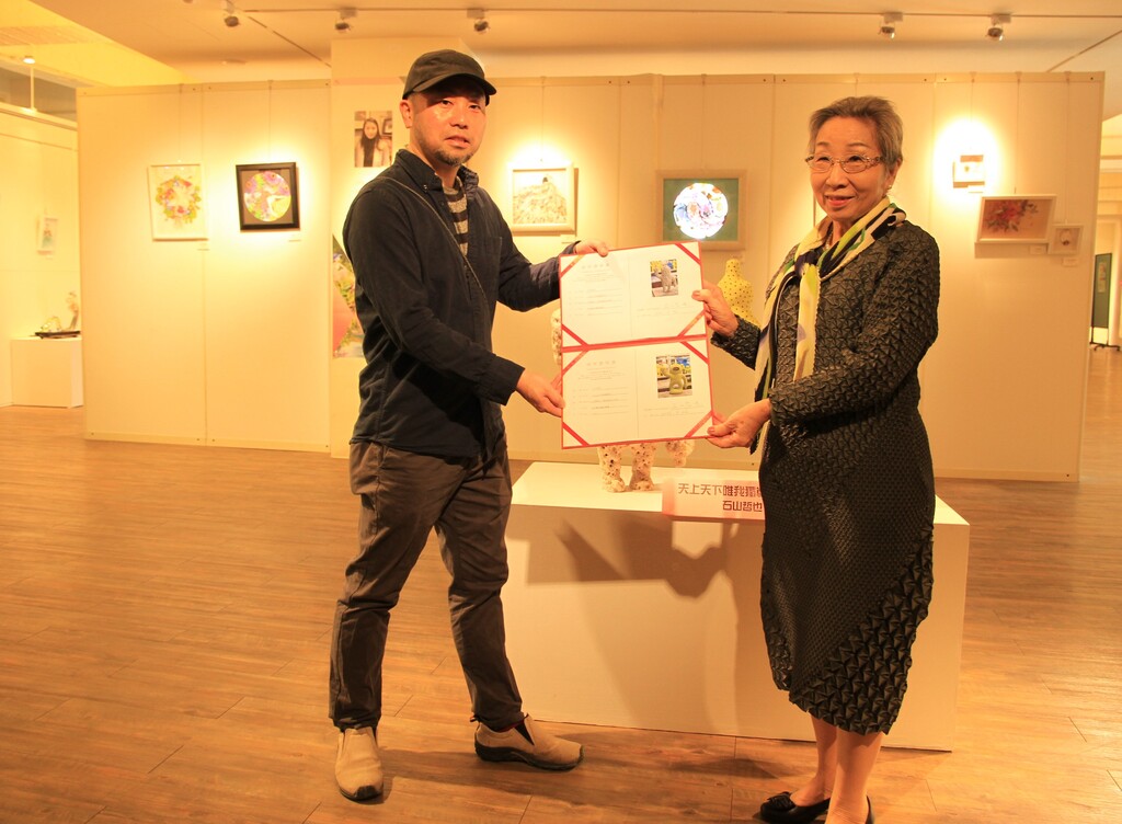 元培駐校藝術家、日本陶藝家石山哲也(左)即將期滿離校,特別捐贈作品給學校典藏,由董事長蔡雅賢(右)代表受贈