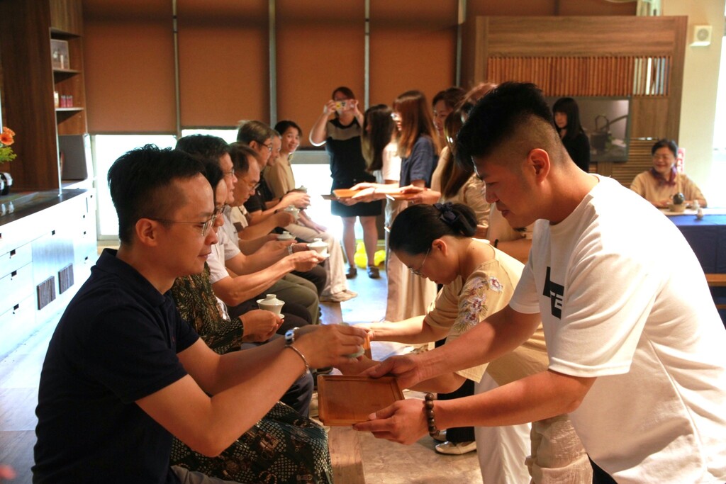 奉茶謝師恩,元培茶陶文創學程學生畢業茶會別開生面