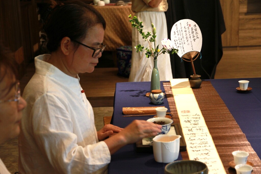 元培茶陶文創學生將平時所學茶席體驗與服務設計,應用在尊師奉茶活動上
