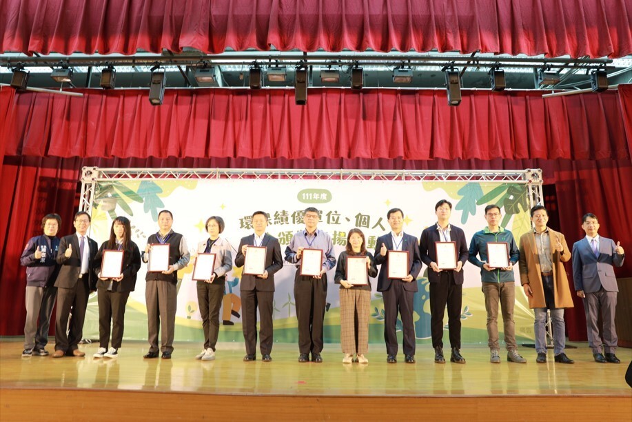 元培再度榮獲新竹市環保局110年度民間企業與團體綠色採購績優單位，總務處採購組長游琇茜(左六)代表領獎