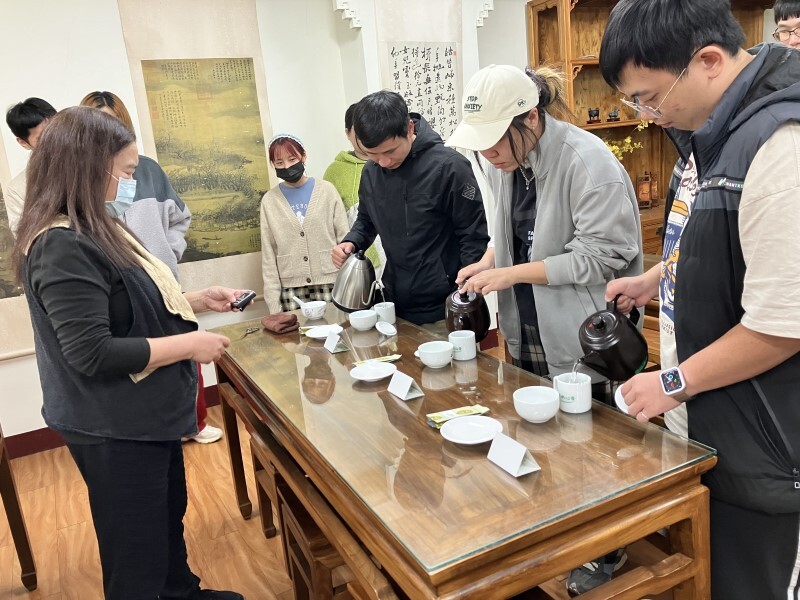 元培茶陶文創學程研習課程,業師指導同學們進行鬥茶活動
