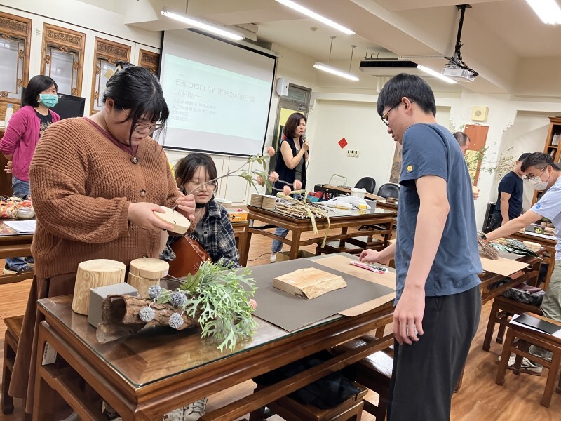 元培茶陶文創學程研習課程,學生分組練習櫥窗展示設計