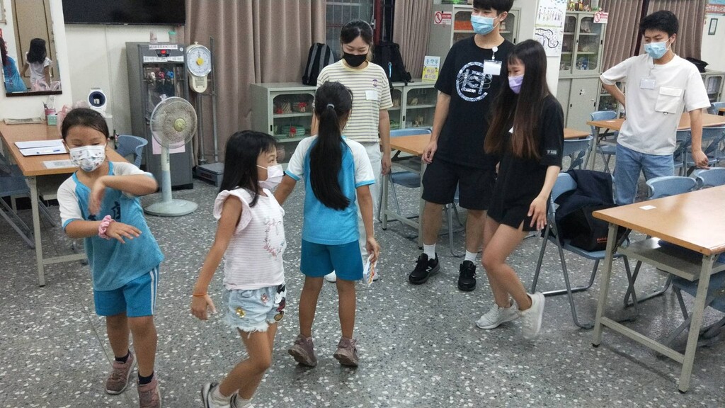 課輔陪讀之餘,元培護理系學生也陪學童開心律動
