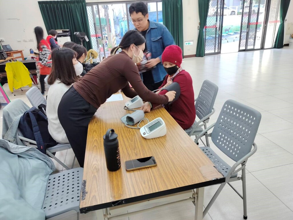元培學生為頂埔文健站長者進行血壓量測