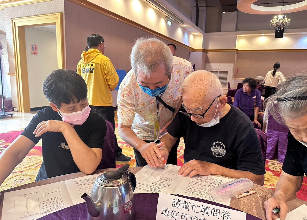 元培醫管系師生盤點香山醫療資源,感謝東香社區92歲爺爺協助填寫問卷