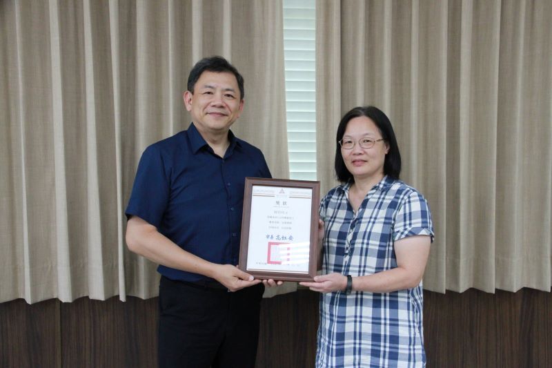 元培醫事科技大學校長王綮慷（左）親自表揚榮獲新竹市模範勞工的教務處同仁何玲玲圖片