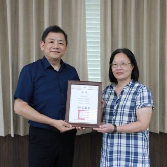 330元培醫事科技大學校長王綮慷（左）親自表揚榮獲新竹市模範勞工的教務處同仁何玲玲 - 複製