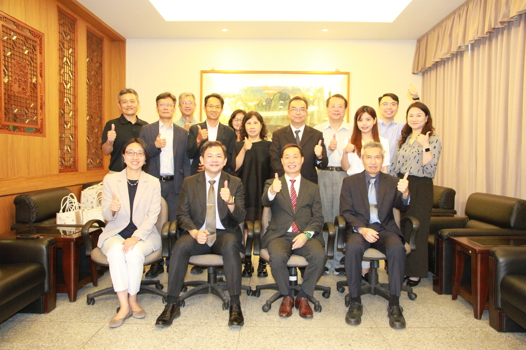 元培與大甲李綜合醫院簽訂MOU後雙方代表合影圖片