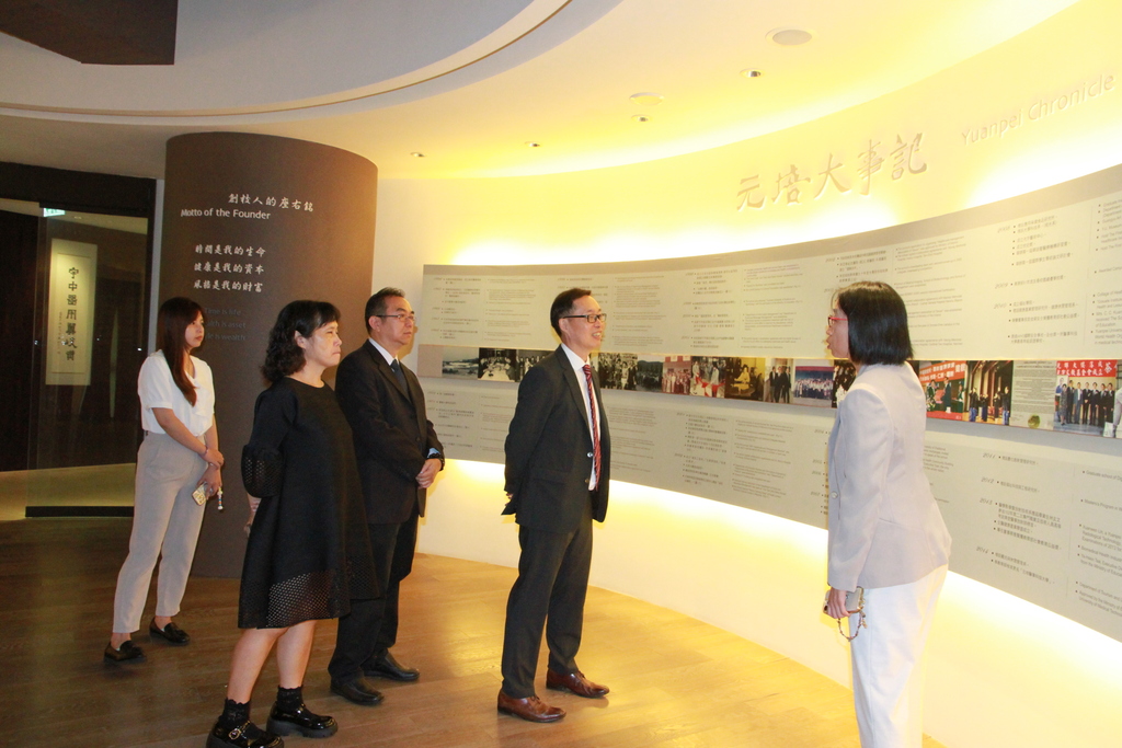 黃曉令副校長為大甲李綜合醫院貴賓導覽校史館1圖片