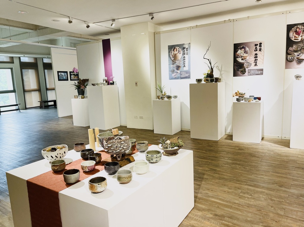 元培茶陶文創碩士學位學程畢業生鄭足仔創作展,展出一百件茶碗