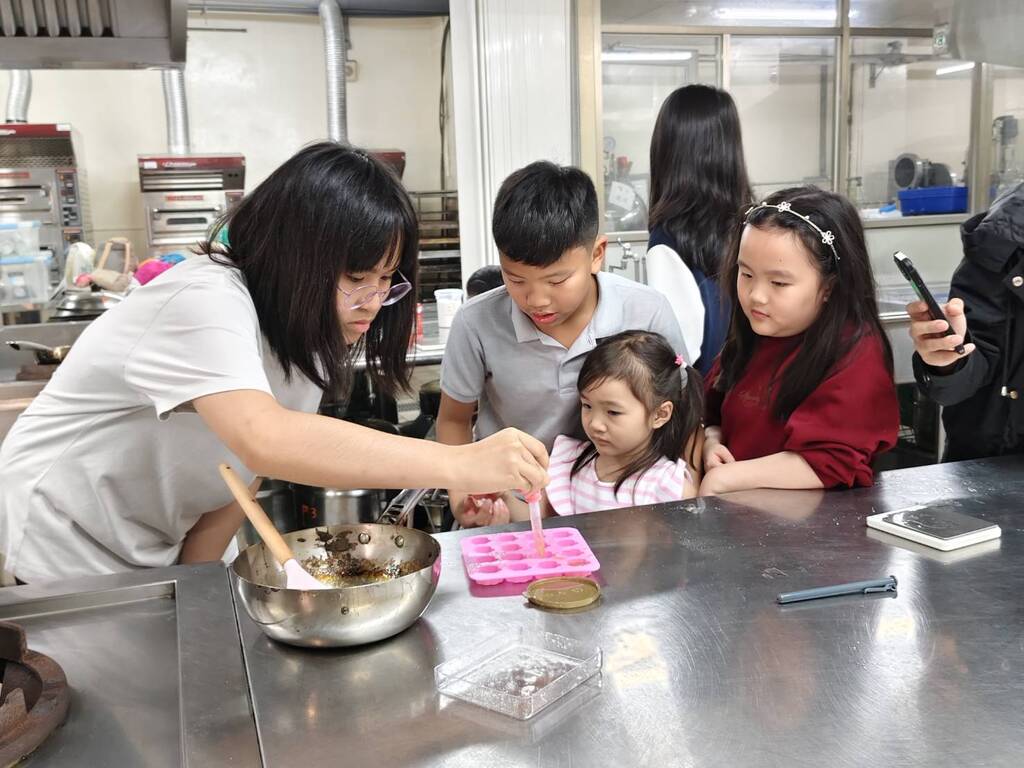元培為菲律賓七色光文化教育學校學童安排食安與烘焙DIY體驗課程圖片