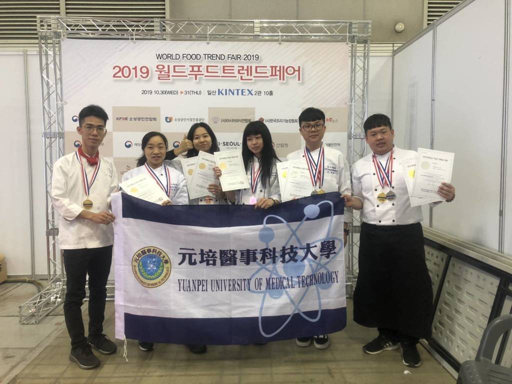 元培劉老師帶領同學參加國際賽獲優異成績合影
