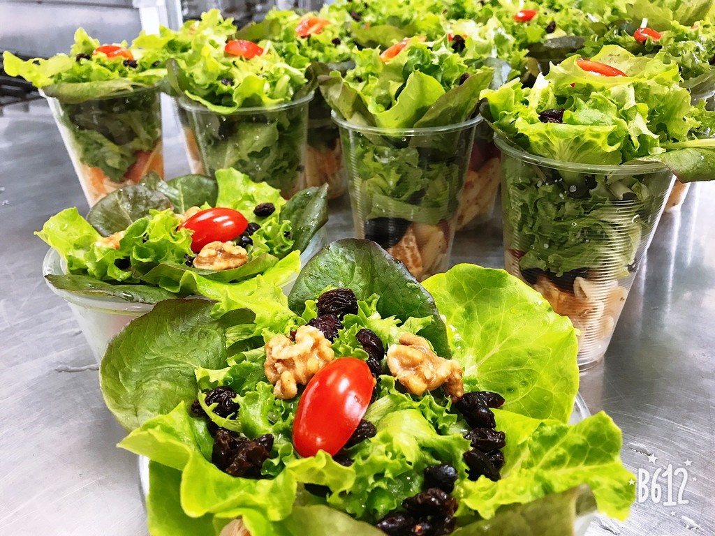 元培餐管系經營的實習餐廳菊軒廳所種植的水耕蔬菜所呈現出沙拉可口