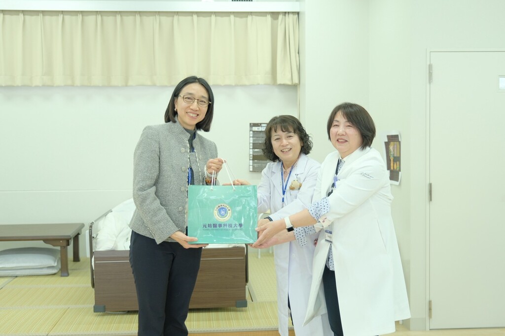 元培副校長黃曉令(左)致贈禮物給藍野大學護理系教授圖片