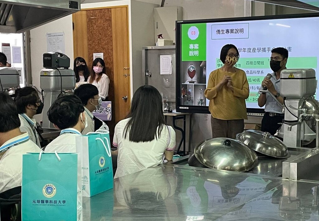 南投同德高中僑生專班來訪,元培國際長黃曉令(左)也專程到現場說明國際處可提供的協助