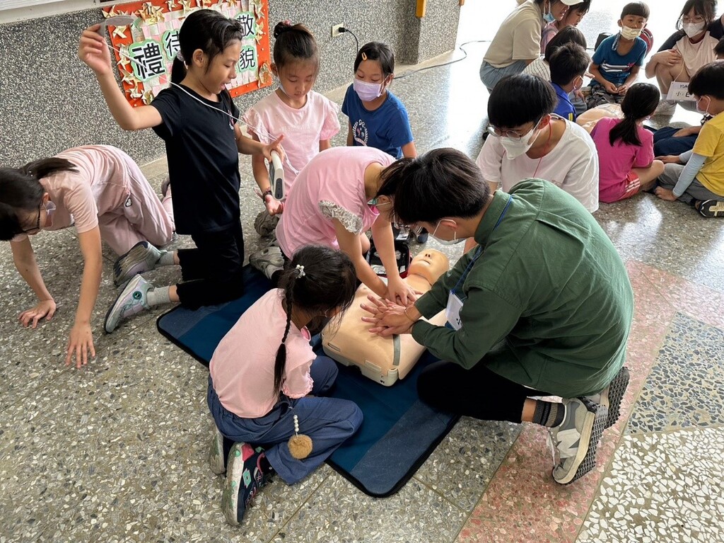 元培志工學生帶領南投埔里史港國小學童學習CPR