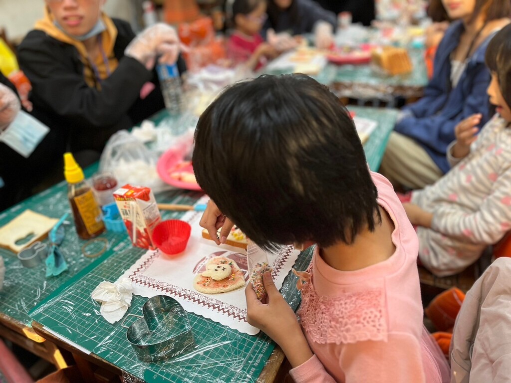 元培護理系學生課餘時間陪伴大庄國小學童展現創意做造型吐司