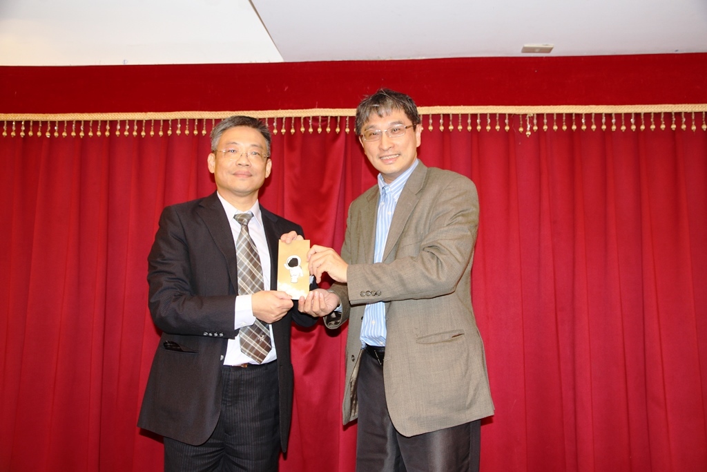 台灣健康管理學會年終餐會理事長林志城致贈感謝狀給樂學網張總經理