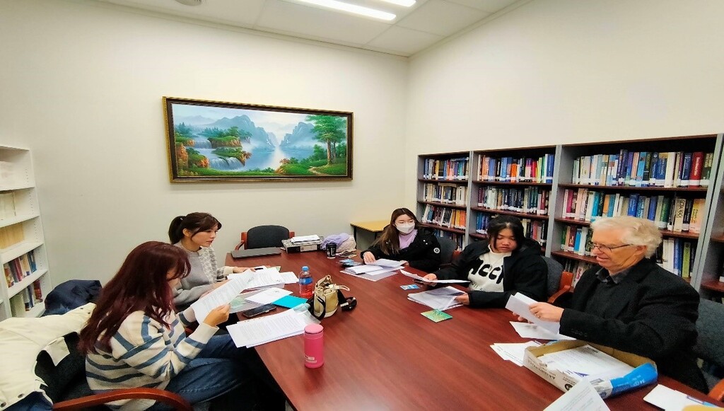 元培企管系學生到紐西蘭實習,匯通公司派專人為學生說明公司相關規範、交通及保險制度等