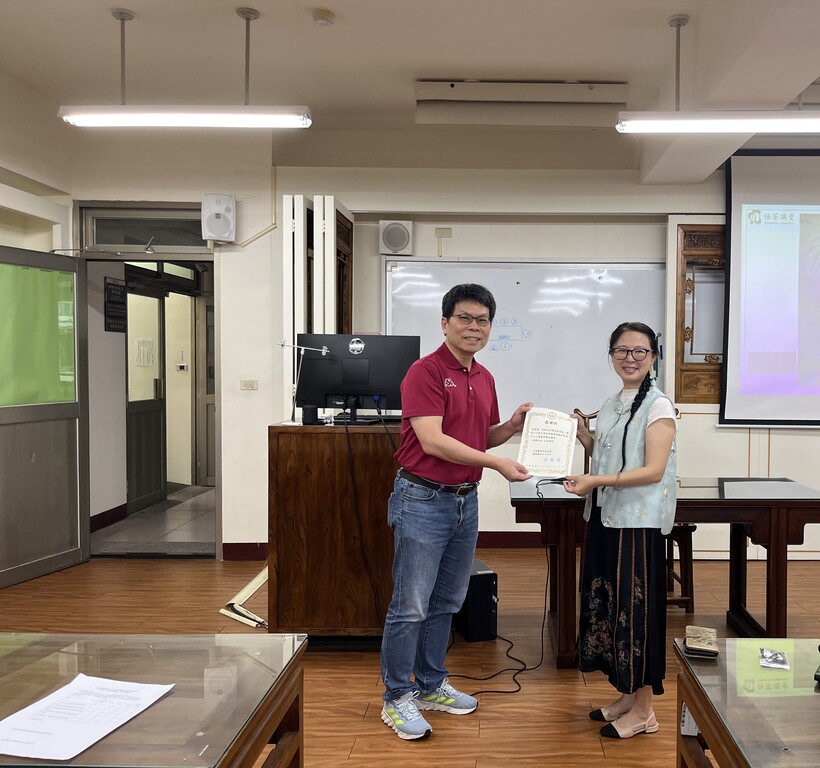 元培通識教育中心黃明輝主任（左）致贈感謝狀任茶講堂主理人黃郁茹圖片