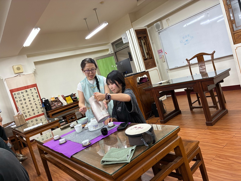 任茶講堂主理人黃郁茹擔任本次活動講師，指導元培學生茶席沖泡圖片