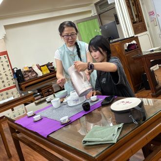 330任茶講堂主理人黃郁茹擔任本次活動講師,指導元培學生茶席沖泡 - 複製