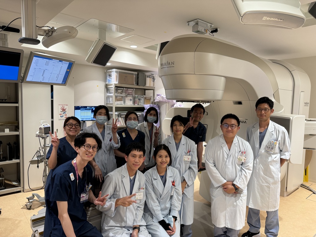 元培醫放系學生感謝在日本實習時,順天堂醫院人員的協助