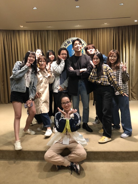 來自韓國金炳秀老師到元培演講,展現「歐巴」魅力,吸引學生聽講、搶合照