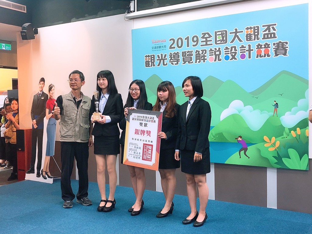 元培參賽隊伍右起張庭瑄、徐羽君、羅鈺玫、林澄欣獲銀牌獎接受頒獎