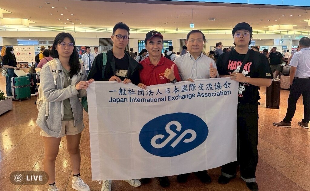 鄭富貴老師(左三)帶領餐管系學生到達日本機場,與日本交流協會馮彥國前校長(右二)合影圖片