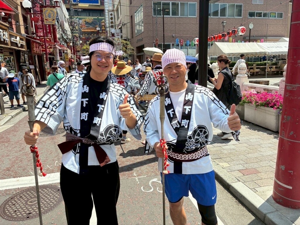 餐管系陳詮昌同學(左一)參加日本祭典的山車渡御活動圖片
