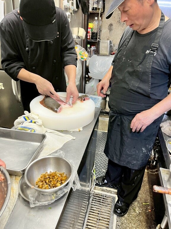 日本師傅嚴謹教導元培餐管系學生食材處理圖片