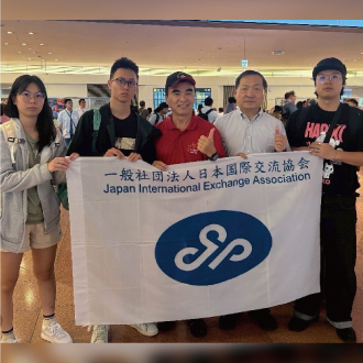 330鄭富貴老師(左三)帶領餐管系學生到達日本機場,與日本交流協會馮彥國前校長(右二)合影