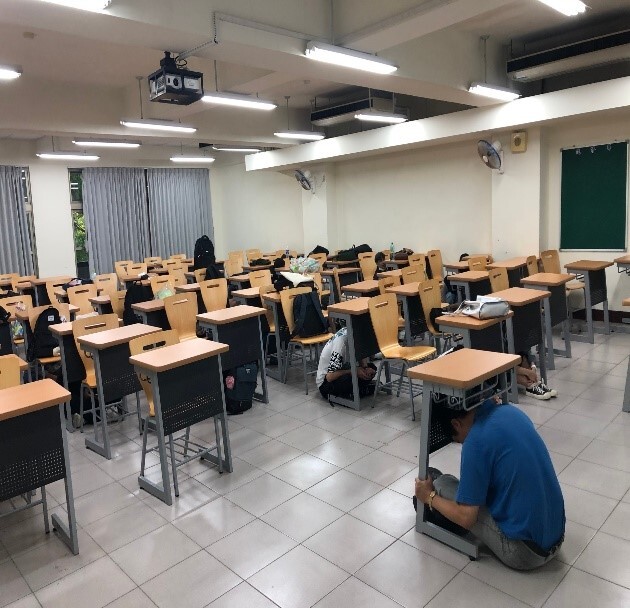 元培師生模擬就地抗震保命三步驟「趴下、掩護、穩住」動作演練