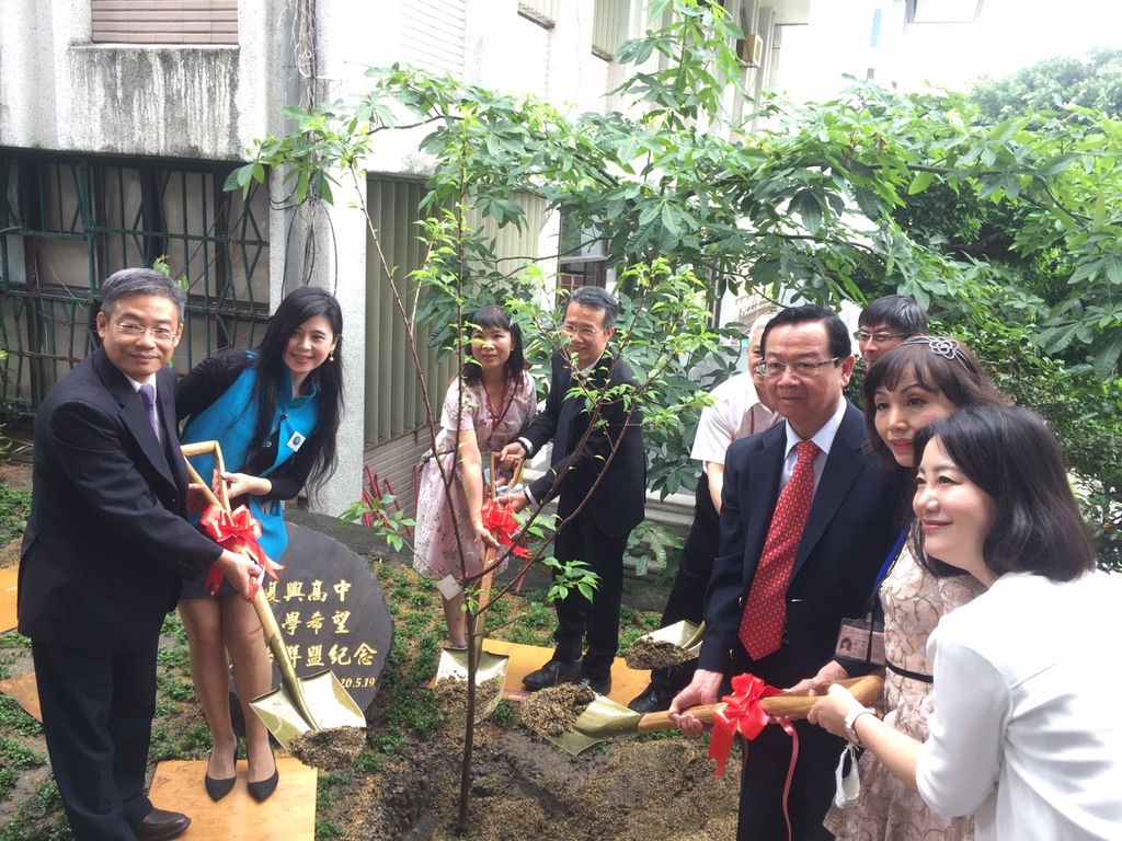 元培與臺北復興高中簽訂策略聯盟並種下象徵希望的櫻花樹