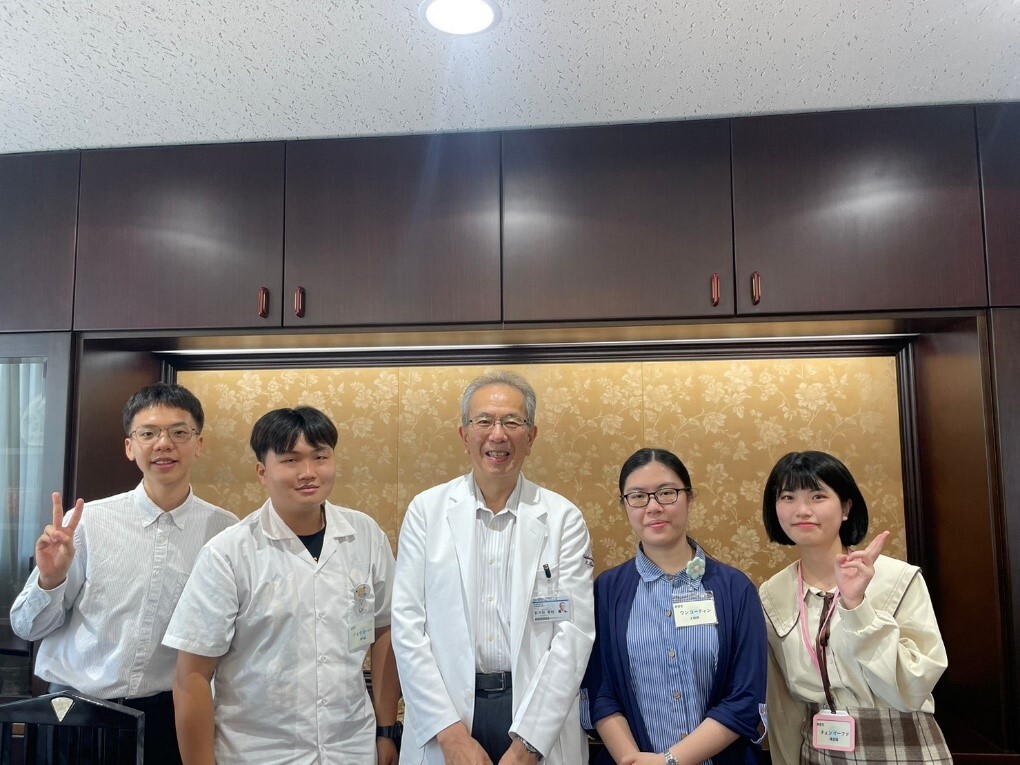 元培護理系學生赴日本移地學習,姊妹校、國際醫療福祉大學副學長新井田孝裕(中)親切接待