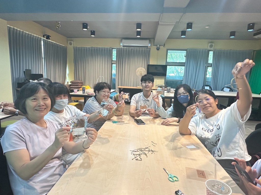 元培教職員展示自己製作的小弓箭吊飾圖片