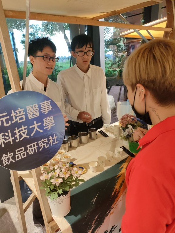元培餐管系同學劉建宗(左)與蔡育霖(右)代表參加校園社團大型聯合展演活動圖片