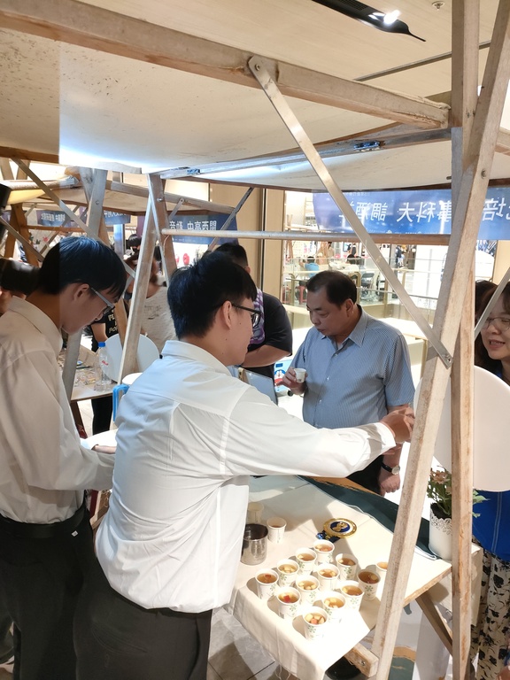 新竹縣陳副縣長與教育局蔡局長亦親臨現場市集體驗與試飲圖片