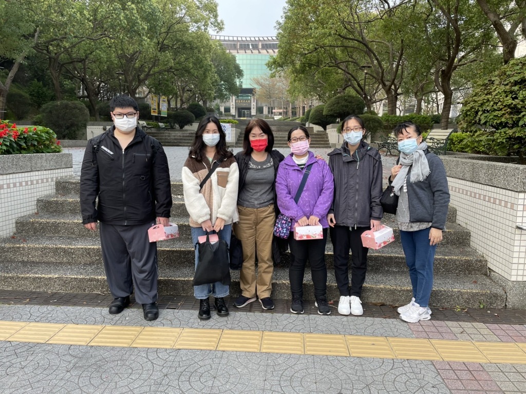 元培師生專業英文能力全國決賽獲4亞軍1金腦獎,出發前在校園合影彼此打氣。