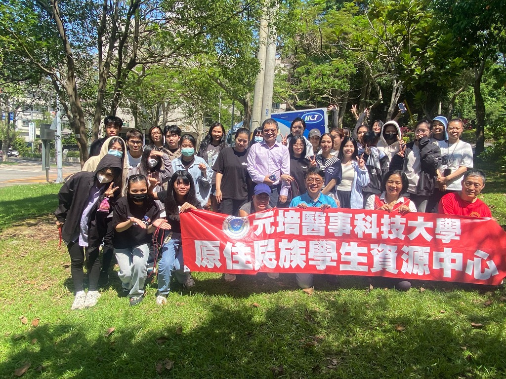 元培學生與原住民族獵人和廚師一同合照