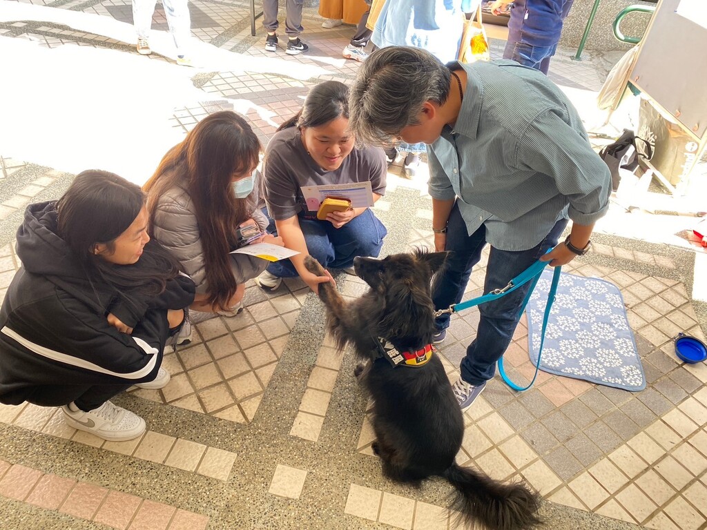 元培舉辦身心障礙體驗活動,心輔犬也加入互動深受歡迎