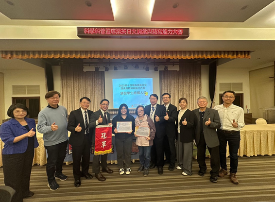 元培醫檢系洪蓮娜同學（左5）在醫學護理類取得冠軍圖片