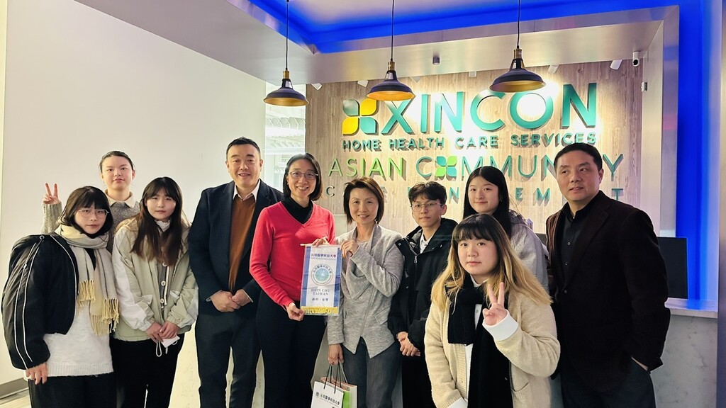 元培醫管系學生在紐約新康家庭護理公司與實習機構執行長Emmi(第二排右四)合照圖片
