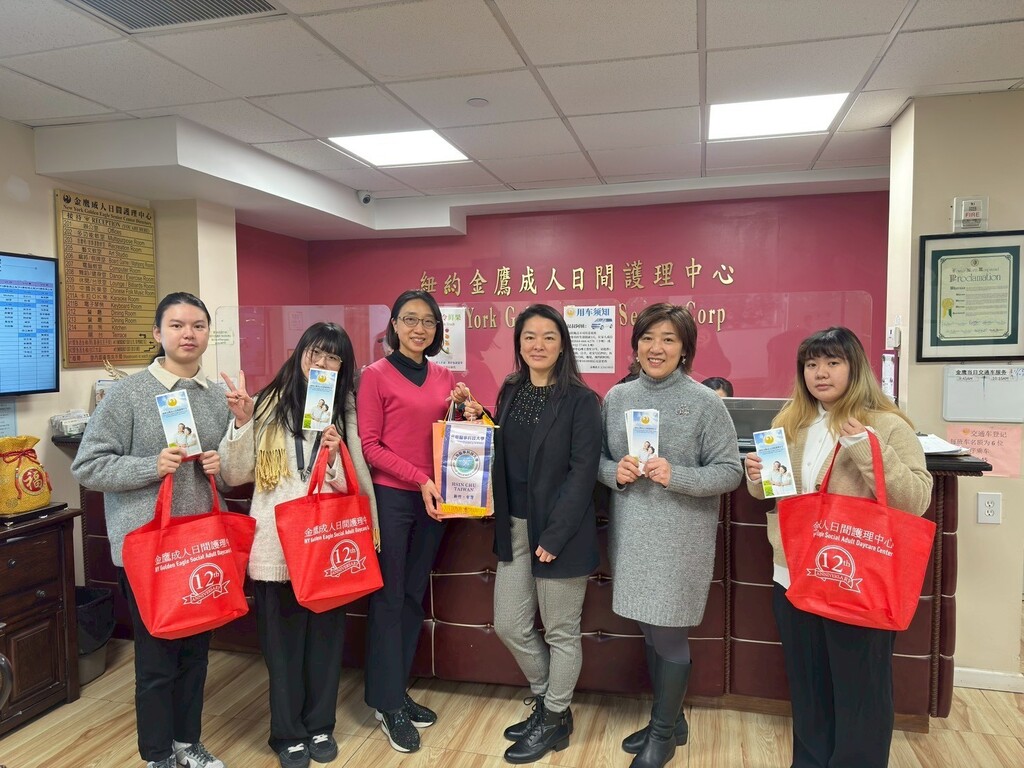 元培醫管系學生在紐約金鷹成人日間護理中心與實習機構執行長Vivian(右二)合照圖片