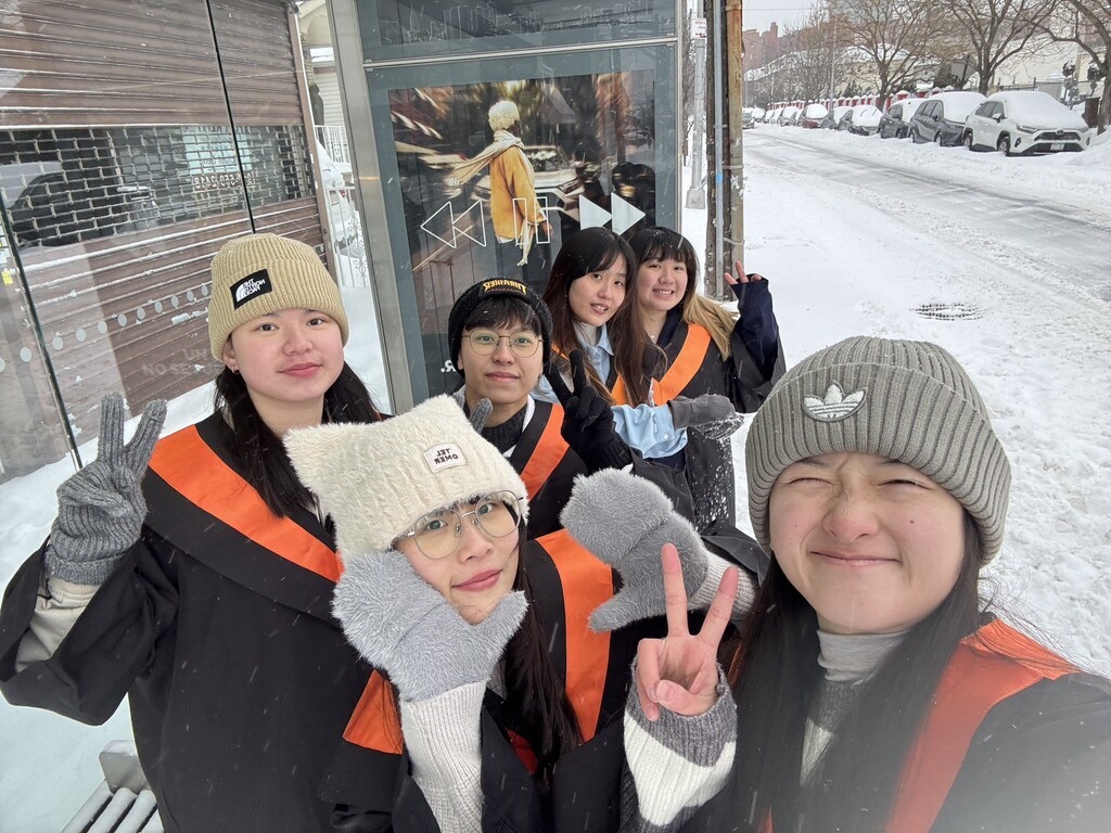 學生在零下16度的天氣等待公車前往機構的實習日常圖片