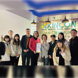 元培醫管系學生在紐約新康家庭護理公司與實習機構執行長Emmi(第二排右四)合照